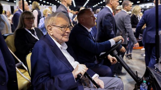 Berkshire Hathaway’s cash pile hits record as Warren Buffett dumps stocks - Financial Times