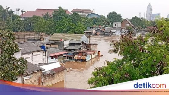 119 RT di Jakarta Masih Terendam Banjir Malam Ini, Paling Tinggi 3,7 Meter