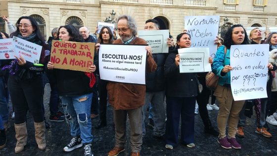 300 treballadors i educadors socials protesten a Barcelona