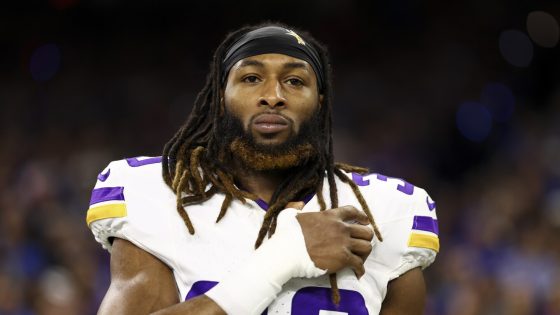 Aaron Jones re-signs with Vikings