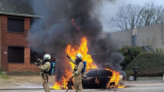 Auto brandt uit in Paal: voorbijgangers spuiten zeven brandblussers leeg