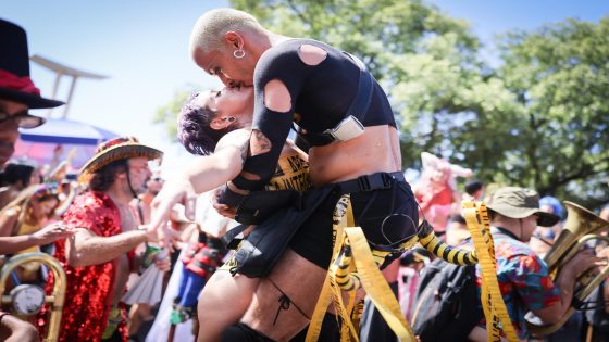 beijaços roubam a cena no desfile do Boi Tolo