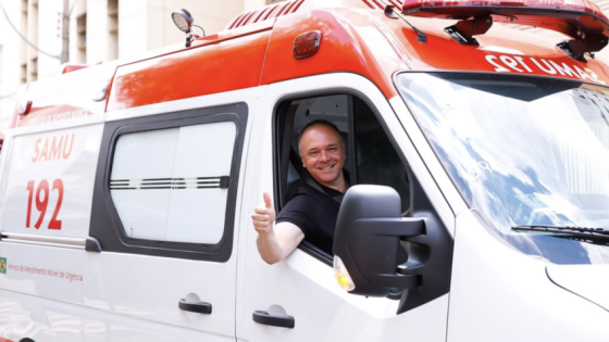 Prefeito Fabio Candido andando de ambulânica