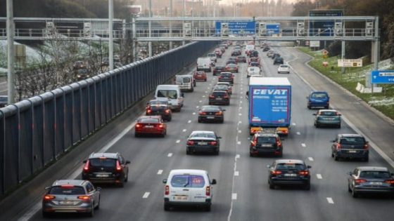 Brusselse buitenring volledig dicht na ongeval met twee vrachtwagens - De Standaard