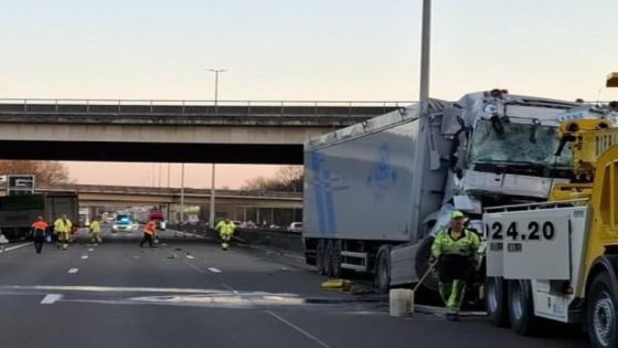 Brusselse buitenring volledig dicht na ongeval met twee vrachtwagens en meerdere auto’s: één persoon kritiek en één zwaargewonde (Zaventem)