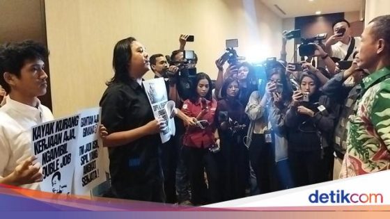 Koalisi Sipil Geruduk Ruang Rapat Panja RUU TNI di Hotel Jakpus