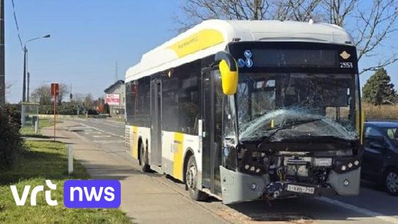 Zwaar beschadigde bus in Merchtem net op tijd weggehaald voor wielerwedstrijd Brussel-Opwijk