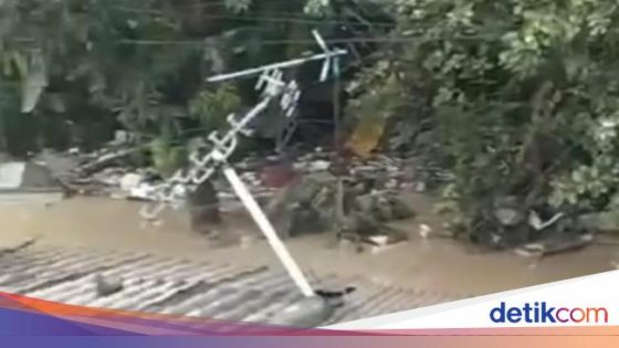 Banjir Landa Perumahan di Bekasi, Air Hampir Masuk Lantai 2 Rumah Warga