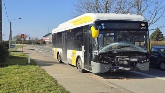 Hulpdiensten kunnen zwaar beschadigde bus net op tijd wegslepen voor wielerkoers passeert (Binnenland)