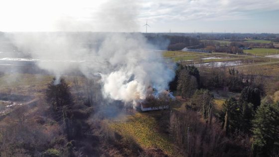 Brandweer blust uitslaande brand in verlaten boerderij in Hasselt: “Gekend krakerspand”