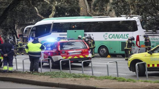 Continuen ingressats quatre ferits de l’accident entre dos busos a la Diagonal | L.A | Barcelona | Successos