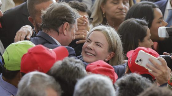 Gleisi recebe os cumprimentos em sua posse no Planalto