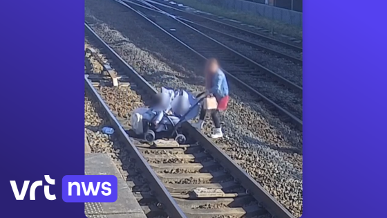 Beelden tonen hoe moeder met 2 jonge kinderen in buggy sporen oversteekt aan station van Sint-Niklaas