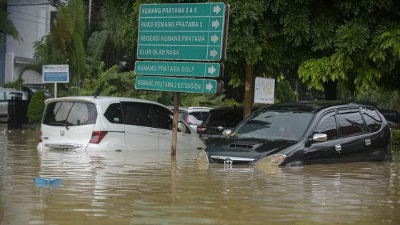 Warga Selamatkan Sopir Mobil yang Hanyut Terbawa Banjir di Bekasi