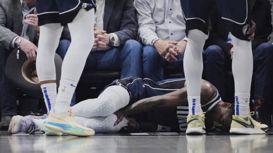 Mavs' Kyrie Irving suffers left knee sprain, shoots free throws before leaving game