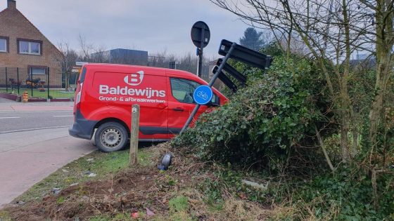 Botsing op kruispunt Grote Baan in Ellikom: inzittende bevrijd