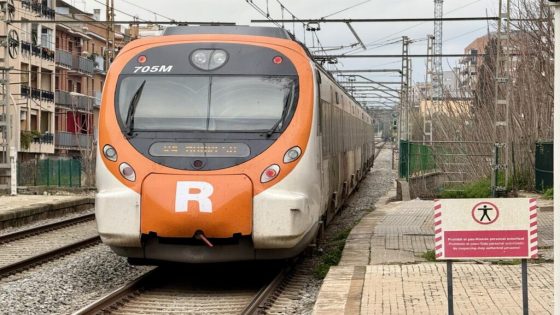 Retards en diverses línies de Rodalia per una incidència en la infrastructura entre Garraf i Sitges - VilaWeb