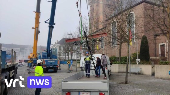 600 kilogram zwaar en 6 meter hoog: grote kraan verwijdert kruis en haan op kerktoren Diepenbeek