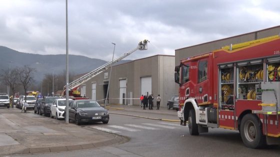 Un incendi crema una nau industrial al polígon de la Canya