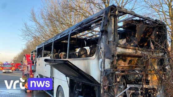 Autobus brandt uit bij het station van Bornem