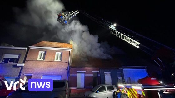 Hevige woningbrand in Ekeren slaat ook over naar huis ernaast: een bewoner naar het ziekenhuis - VRT.be