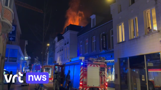 Uitslaande dakbrand in Diestsestraat in Leuven, brandweer probeert aanpalende woningen te vrijwaren - VRT.be