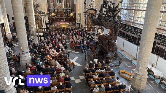 Mis in Antwerps dialect in bomvolle Sint-Andrieskerk: "Jezus sprak ook de taal van het volk"