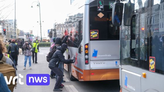 Ruim 1.000 mensen op straat tegen politiegeweld in Brussel, betoging laat spoor van graffiti achter