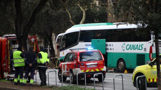 Més d’una trentena de ferits, quatre d’ells crítics, en un xoc entre dos autocars a la Diagonal de Barcelona