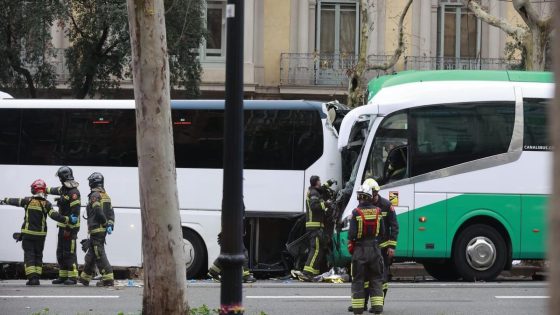 La policia investiga si un vianant està implicat en el xoc entre els dos busos de la Diagonal