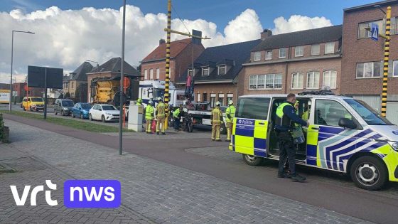 Bromfietser zwaargewond na frontale aanrijding met vrachtwagen in Stabroek: weg volledig afgesloten