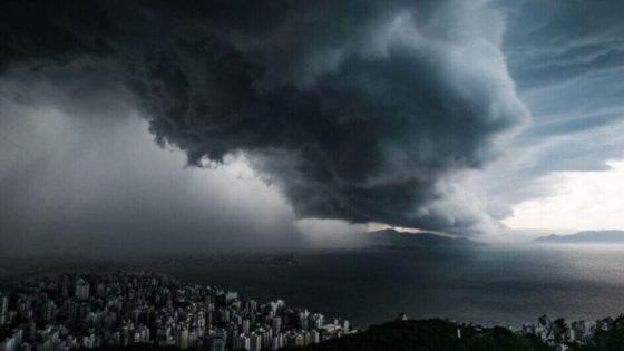 Temporal com previsão de 200 milímetros de chuva gera alerta de alagamentos para “metade” de SC