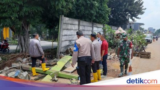 Viral Tembok Perumahan Dibobol Saat Banjir Bekasi, Polisi Ungkap Pengakuan Warga