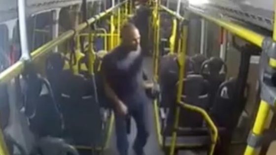 Homem é morto a tiros em ônibus após discussão; veja vídeo