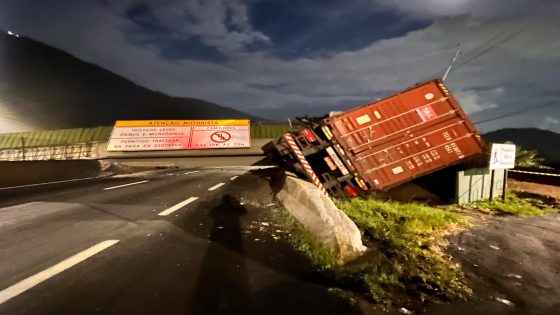 Carreta derruba passarela de pedestres e interdita Via Anchieta em SP; VÍDEO | Santos e Região