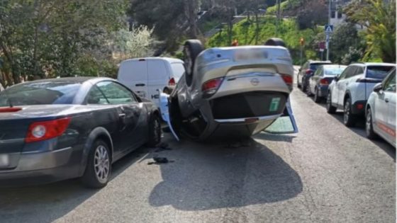 Un cotxe bolca amb 2 vehicles estacionats a Ciutat Meridiana