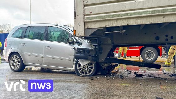 Auto rijdt in op vrachtwagen op Antwerpse Ring: 3 mensen in levensgevaar