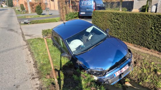 Auto belandt in gracht na botsing