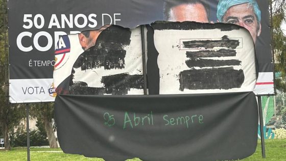 Cartaz do Chega vandalizado em Lisboa