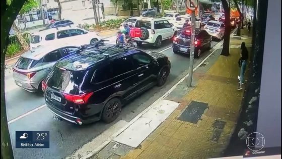 Vídeo mostra momento em que vice-cônsul da Colômbia é ferida em troca de tiros entre policial e suspeitos de assalto em SP - G1