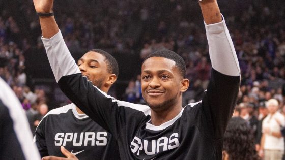 Sources -- Spurs' Fox to have season-ending surgery on pinkie