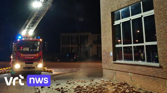 Stuk gevel van Sint-Martinusscholen in Herk-de-Stad komt naar beneden: "Gelukkig dat het 's avonds gebeurde"