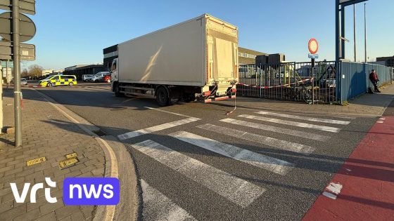 Fietser (17) in levensgevaar na zwaar verkeersongeval met vrachtwagen in Aartselaar