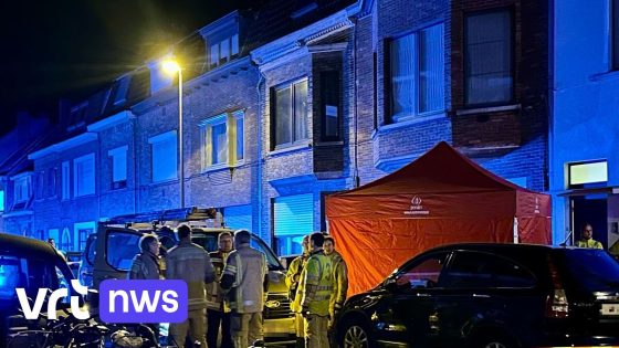 Man (43) raakt gekneld tussen 2 auto's in Brugge en sterft