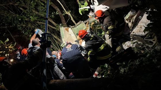 Avião cai dentro de aldeia indígena no litoral de SP; há vítimas - G1