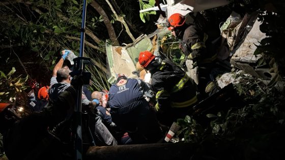 Avião de pequeno porte cai perto de praia em Itanhaém; uma pessoa morreu