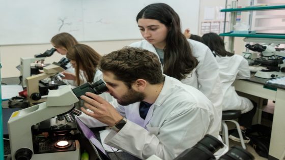 Estudiants al laboratori de la Facultat de Medicina i Ciències de la Salut de la URV / ACN