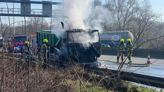 Cabine van vrachtwagen brandt uit op E313: snelweg richting Antwerpen versperd, verkeer moet over één rijstrook - Gazet van Antwerpen