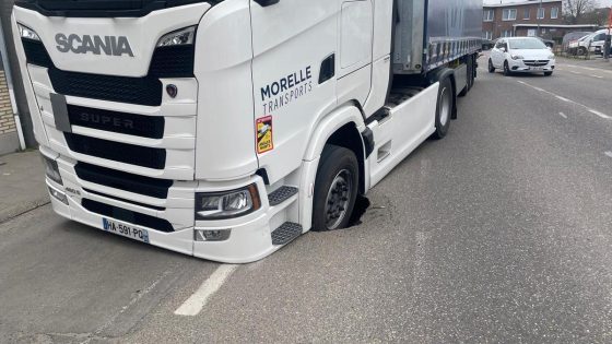 Vrachtwagen zakt met voorwiel in zinkgat op Luikersteenweg in Tongeren: weg deels afgesloten