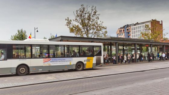 Twee controleurs van De Lijn lichtgewond na incident op bus: twee verdachten ondervraagd